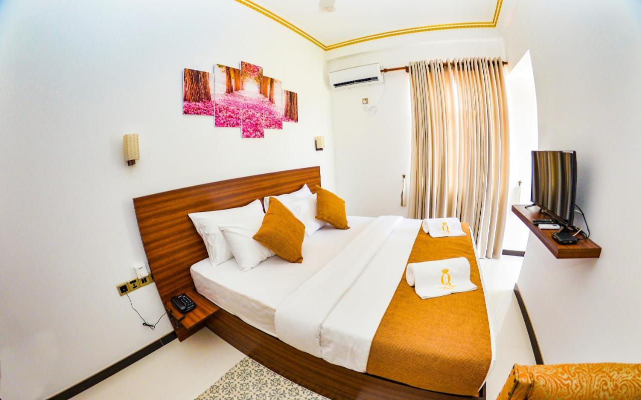 Negombo New Queen'S Palace ภายนอก รูปภาพ