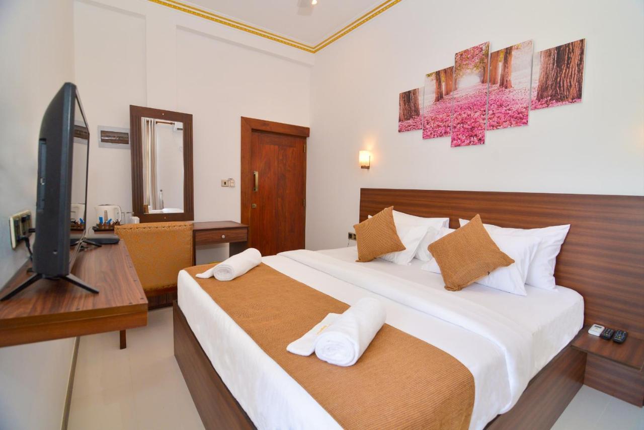 Negombo New Queen'S Palace ภายนอก รูปภาพ