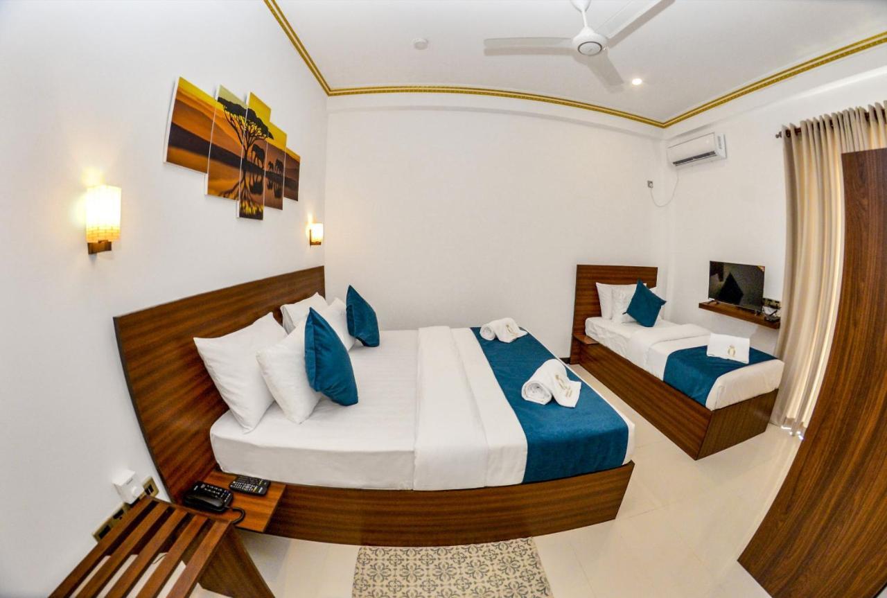 Negombo New Queen'S Palace ภายนอก รูปภาพ
