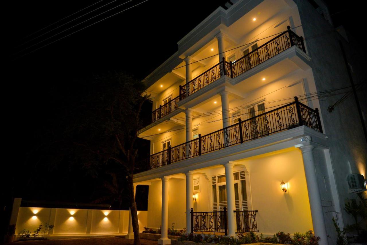Negombo New Queen'S Palace ภายนอก รูปภาพ
