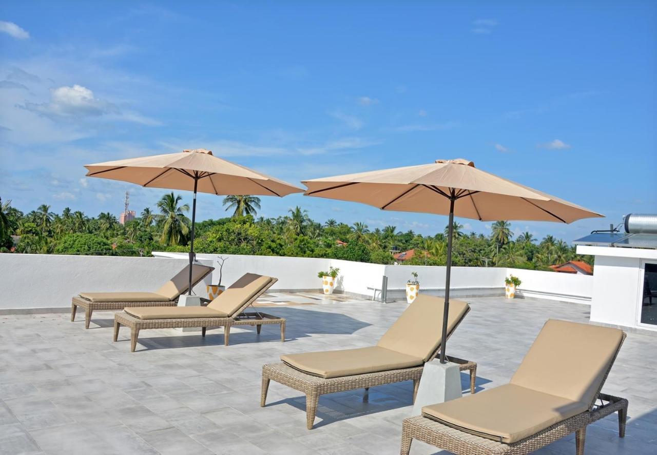 Negombo New Queen'S Palace ภายนอก รูปภาพ